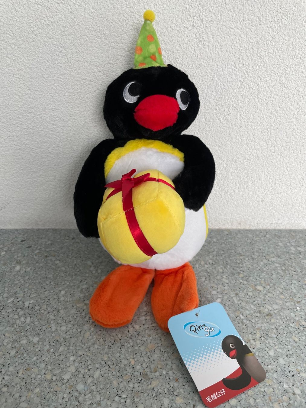 Statuette: PINGU mit Geschenkpäckli – Nuovo e nell'imballaggio originale da Schaffhausen venduto da krokodilgena 1