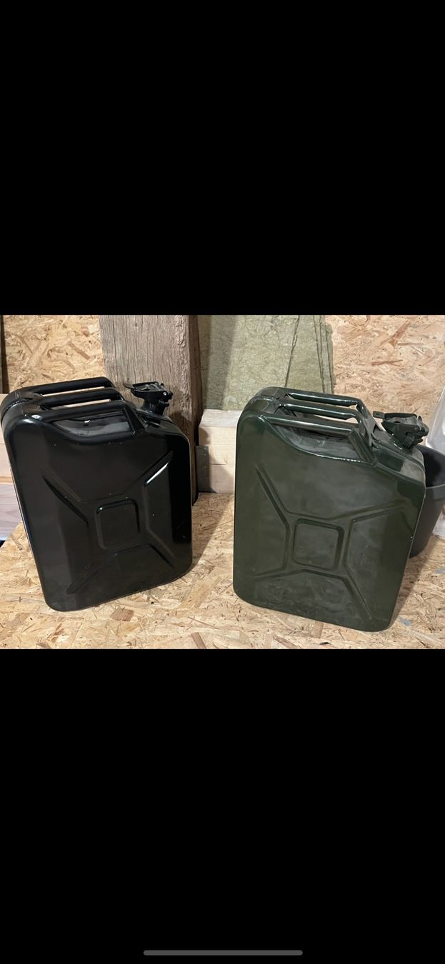 Taniche per benzina: 2 jerican metal 20 litres comme neuf. – Usato da Gollion venduto da stepmett11