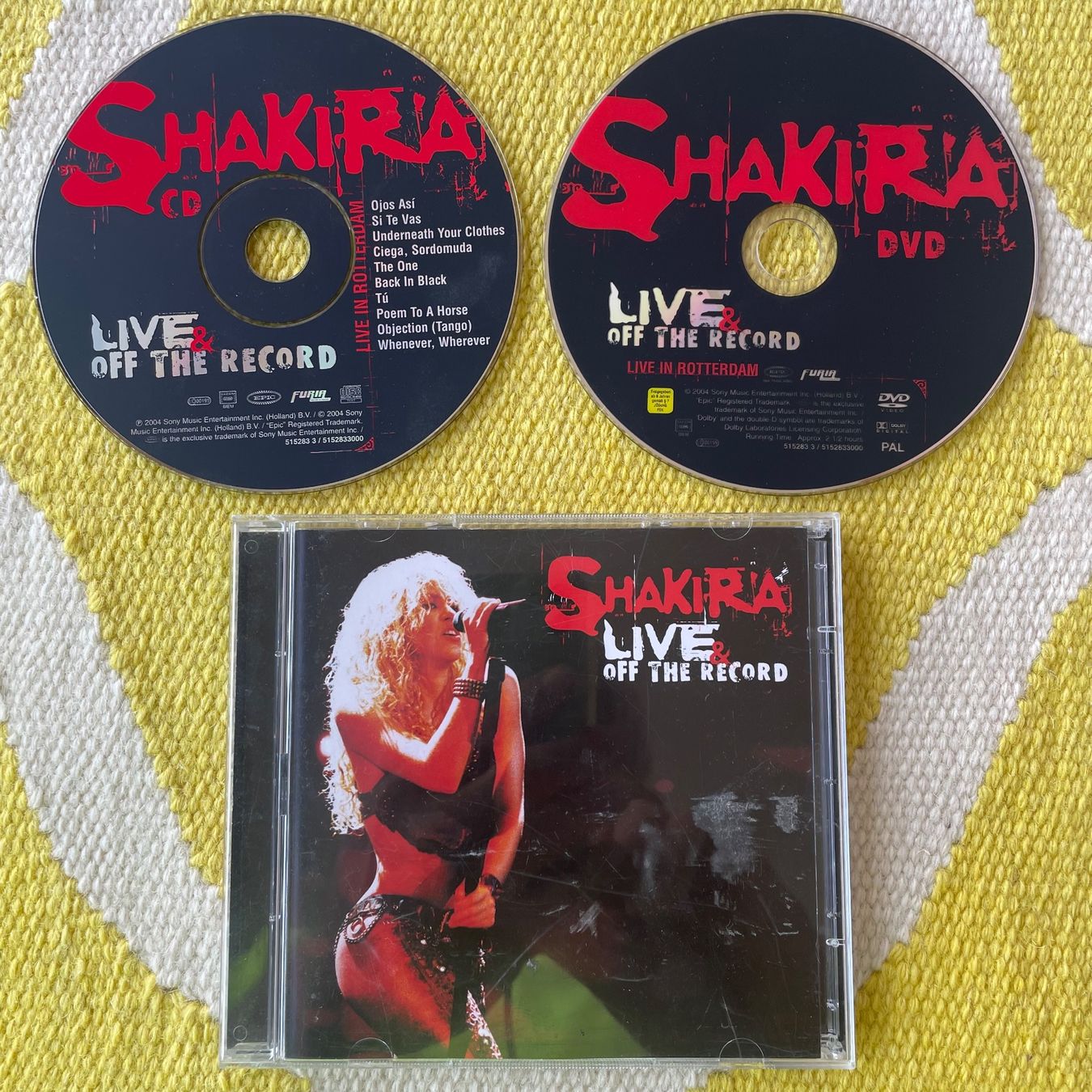 CD: SHAKIRA-CD+DVD LIVE&OFF THE RECORD – Usato da Rorschacherberg venduto da CD-Roli