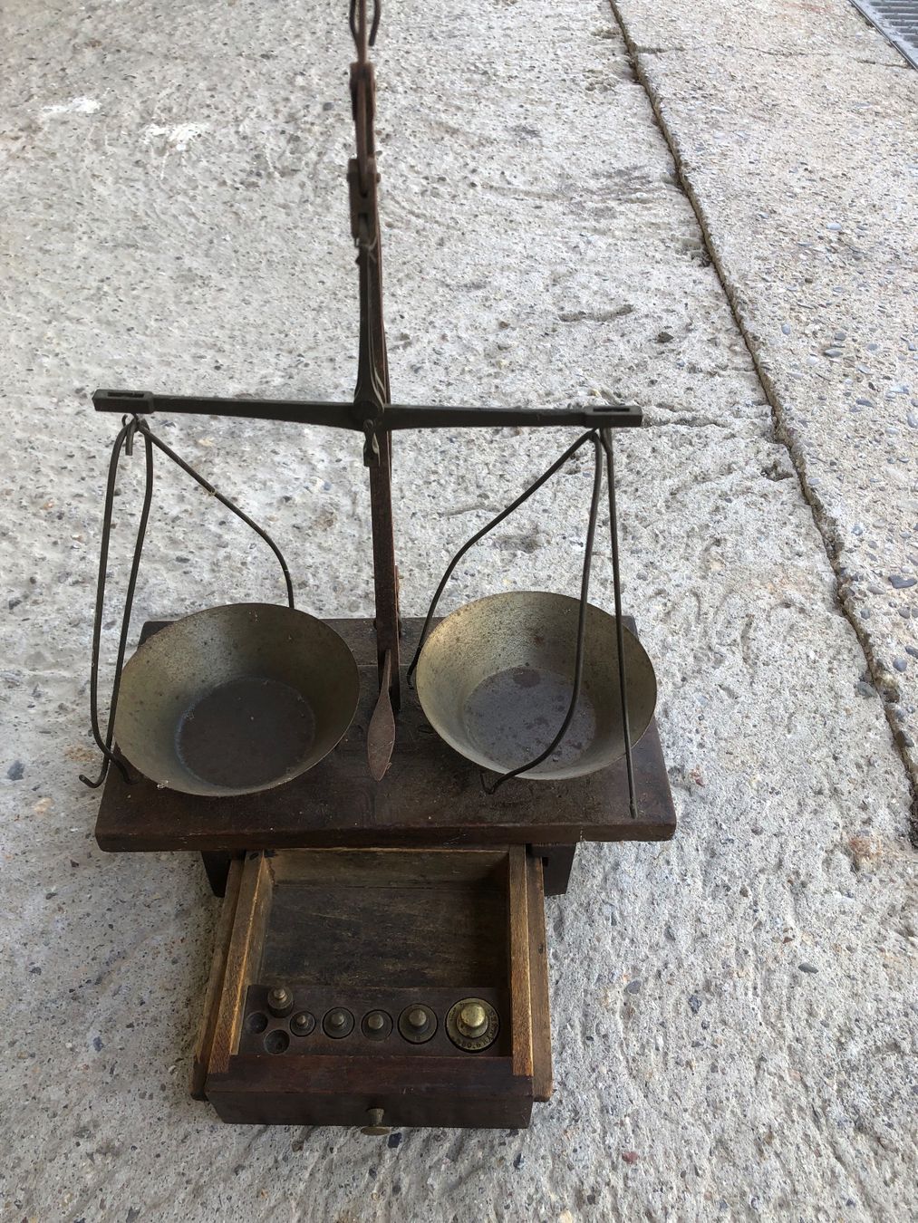 Waagen und Gewichte: Ancienne balance / Antike Waage, – Gebraucht aus Sierre von side8625 4