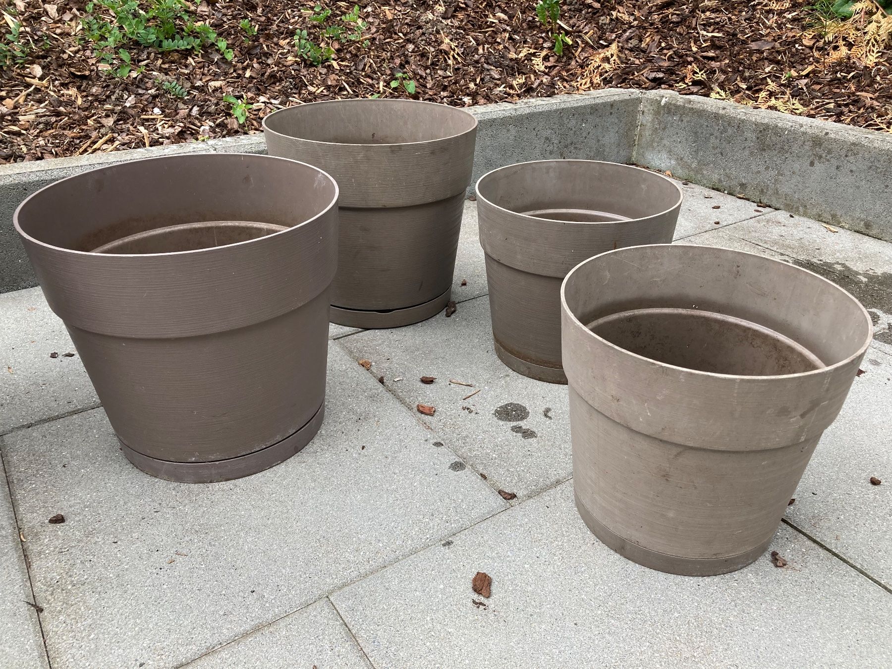 Vasi per fiori: 4x Blumentöpfe beige mit Untersetzer – Usato da Hitzkirch venduto da eve_may 1