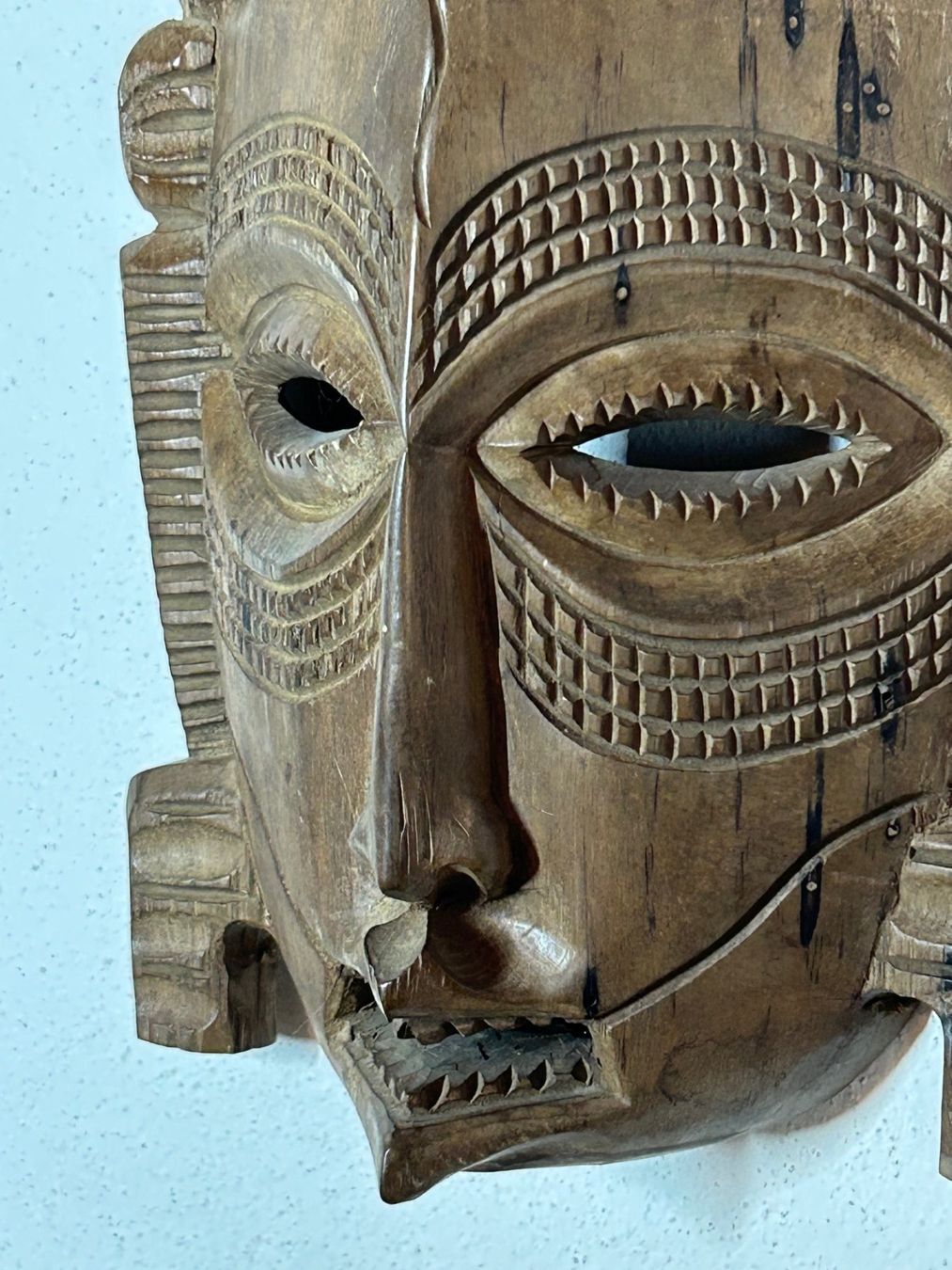 Internationale Kunst: Afrikanische Holzmaske aus Madagaskar – Neu (gemäss Beschreibung) aus Rocourt von Vijay02 1