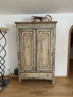 Wunderschöner antiker Schrank im Shabby Chic Glatablare