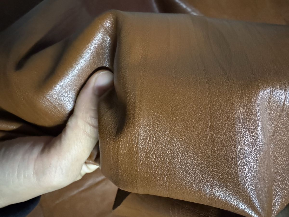 Tessuti: klassisches braunes Vollrindleder, 1.0mm – Nuovo e nell'imballaggio originale da Veyras venduto da ValClasse 2
