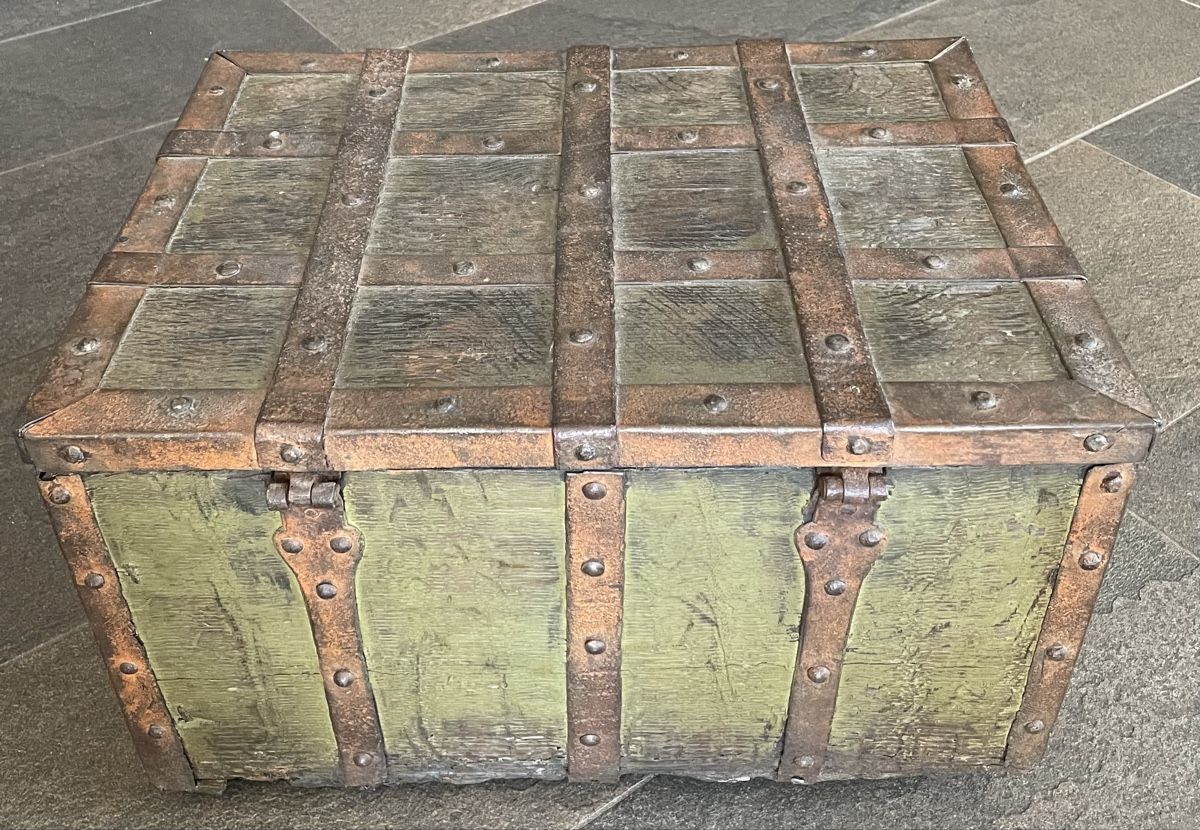 Coffres: Antik Truhe Kriegskasse – D'occasion à Rorschacherberg par farmer61 5
