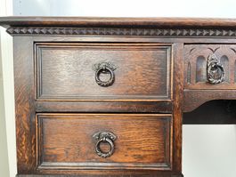 Antiker Schreibtisch, geschnitzter Eiche - Made in England