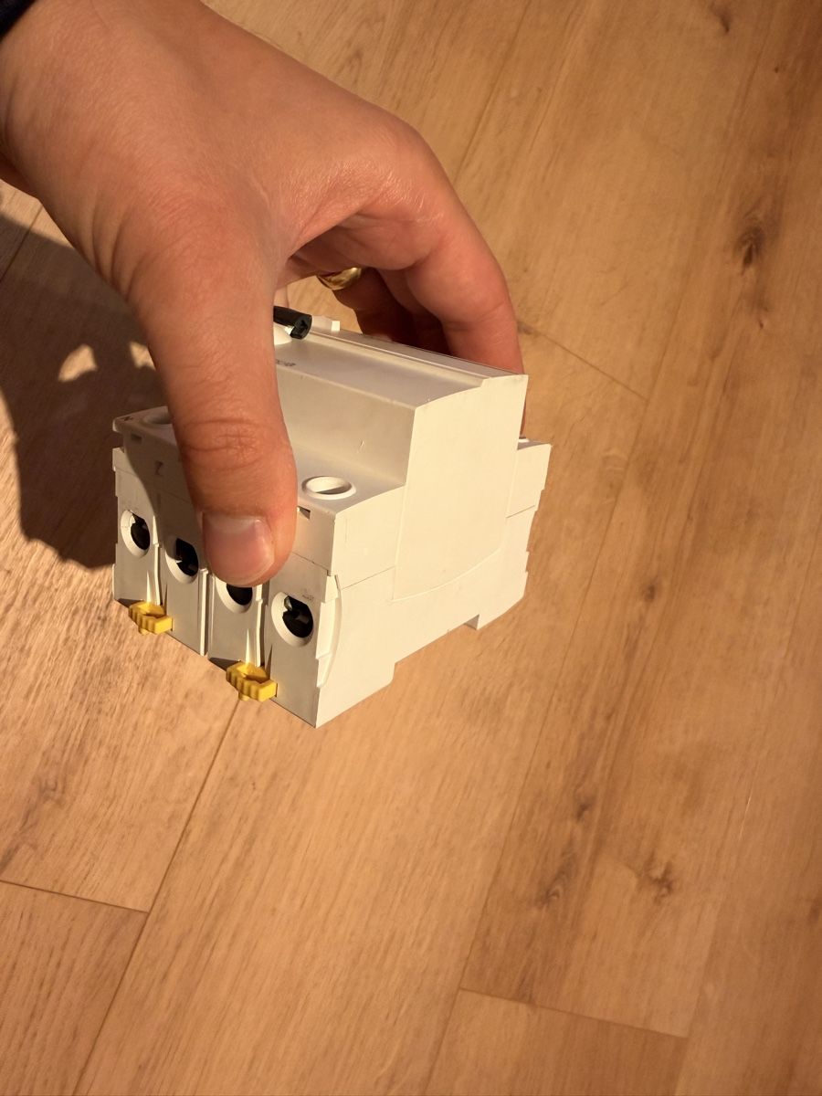 Schneider Composants électroniques: FI Schneider 30mA RCD 3-Phasen – D'occasion à Ettenhausen TG par 7haus2011 4