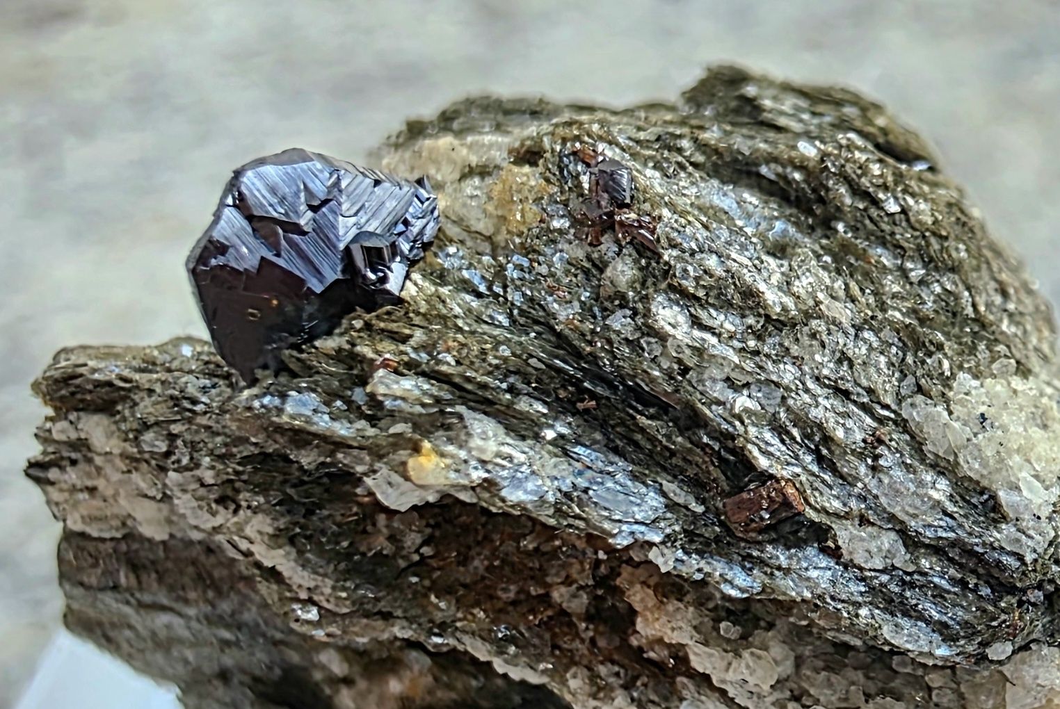 Minéraux & Lithothérapie: Magnetit, Cervandonit mit Magnetit Rutil 3 Stufen – D'occasion à Glis par nbu_65ys 3