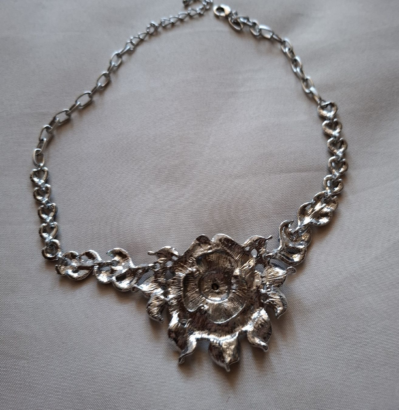 Catenine: Blaues Blumen-Collier mit vielen Strasssteinchen. – Usato da Dietikon venduto da Hirschkopf 8