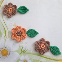 3 Blumen + 3 Blätter gehäkelt (crochet, uncinetto) 807 C