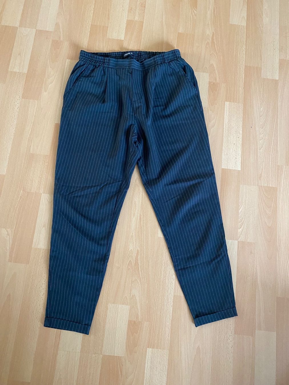 Hosen: Stoffhose grau weiß gestreift Gr M – Gebraucht aus Zürich von Herbion1