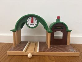 BRIO Bahnhofstation mit verschiedenen Städten, Inkl. Ansagen