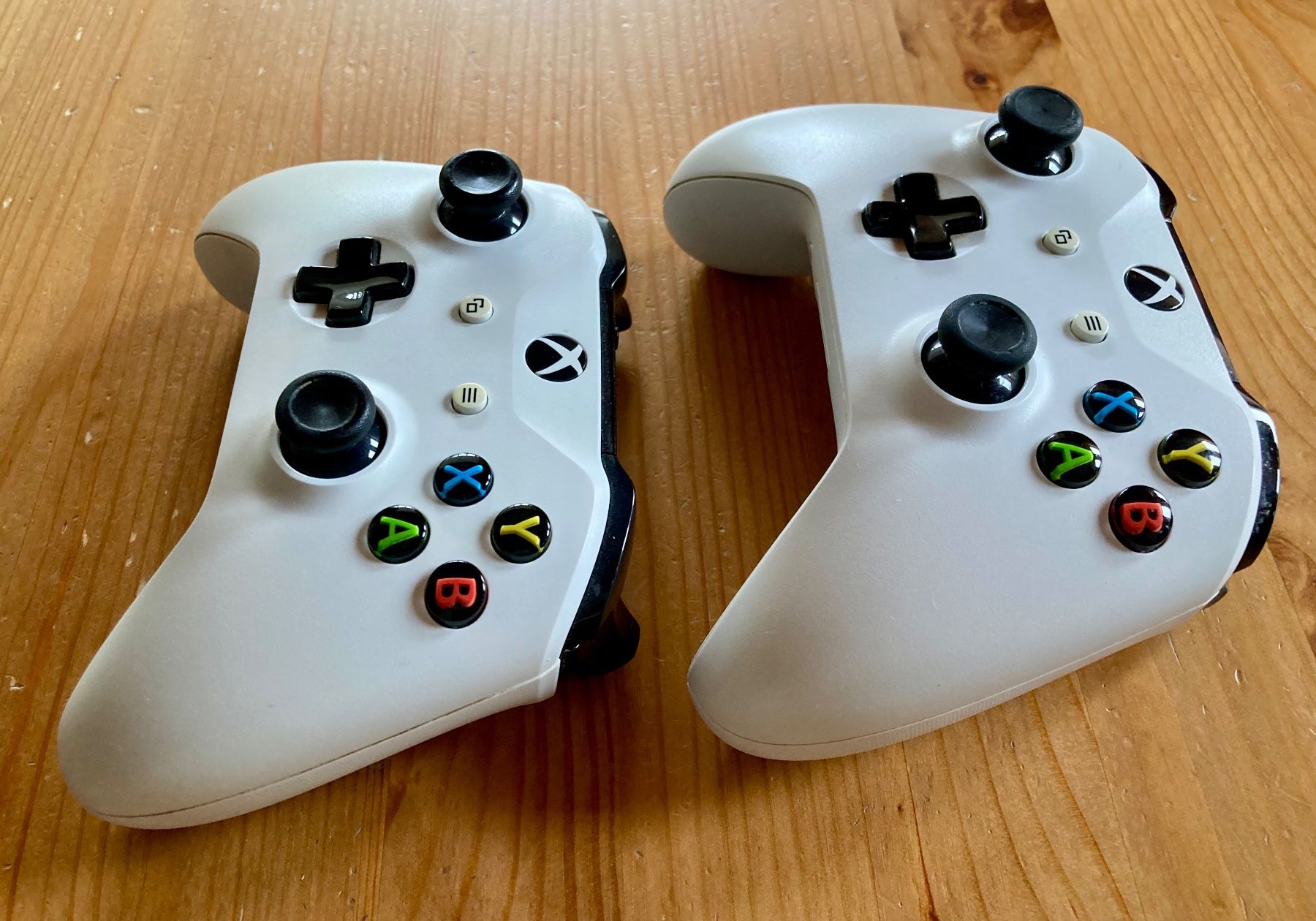 Microsoft Controller: 2x Original Wireless Controller (weiss) - XBOX One – Nuovo (secondo la descrizione) da Zürich venduto da Djmotionch 2