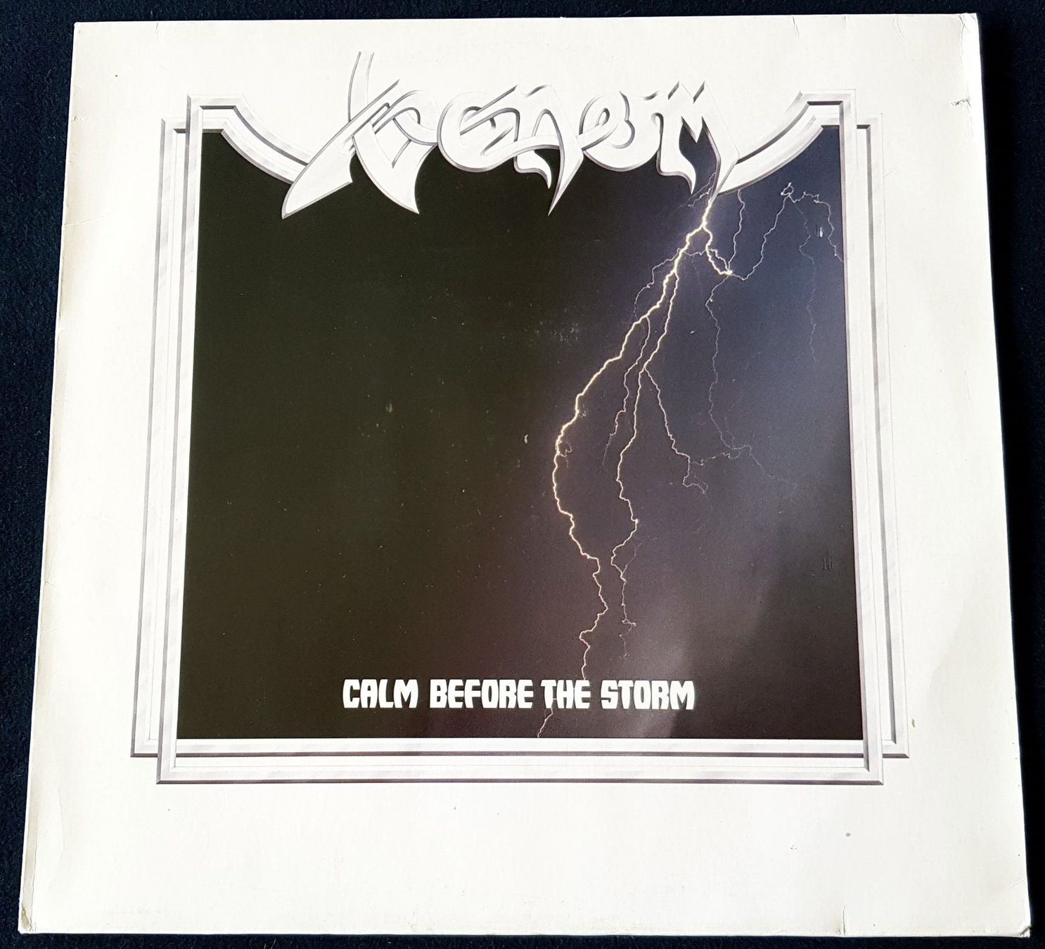 Dischi in vinile: Venom – Calm Before The Storm - 1987 - First Press – Usato da Uster venduto da Zardodel