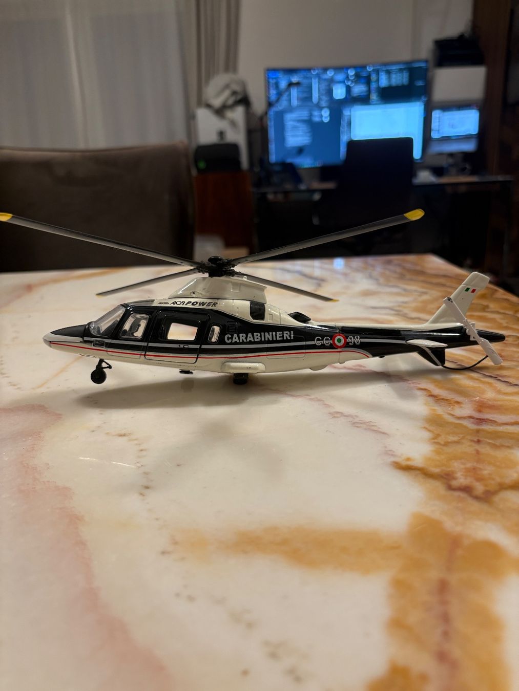 Kit di modellismo & Modellini statici: Helikopter Modell Carabinieri – Usato da Horgen venduto da Enis444