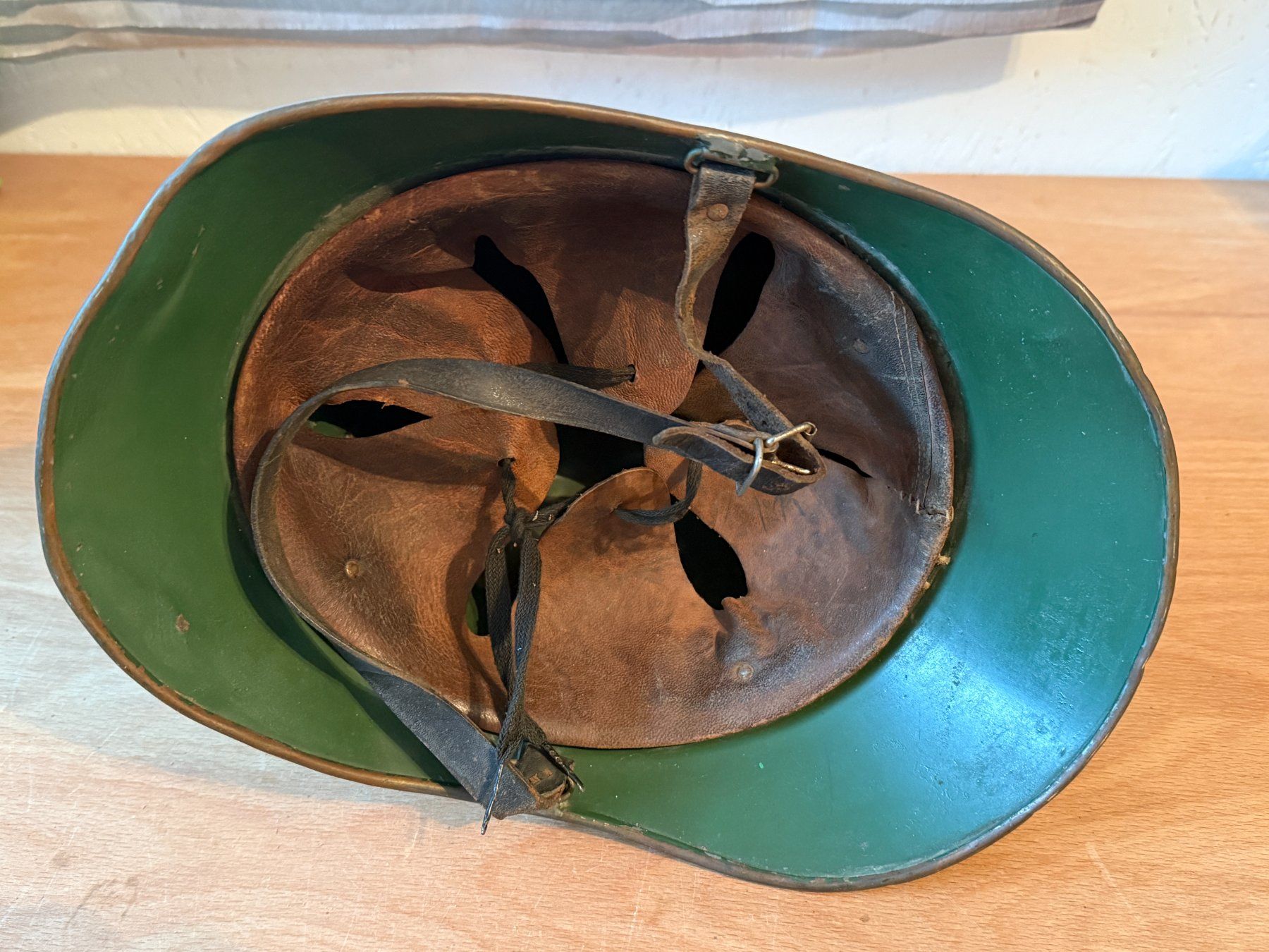 Abbigliamento & accessori d'epoca: Antiker Schweizer Feuerwehrhelm um 1930 mit Messingkamm – Usato da Oetwil a.d. Limmat venduto da Seewurf 1