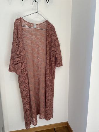 Gilet long en crochet rose poudré - TU