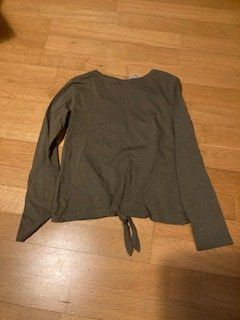 Pullover & Sweatshirts: Pull léger t.122/128 – Gebraucht aus Boudry von Lamue01 1