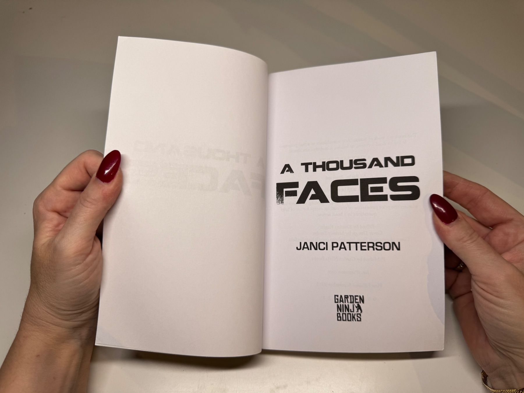 Libri: NOVEL: Janci Patterson, A Thousand Faces – Usato da Grosswangen venduto da English_books 2