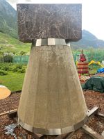 Stein Granit Skulptur auf Betonsockel neuwertig