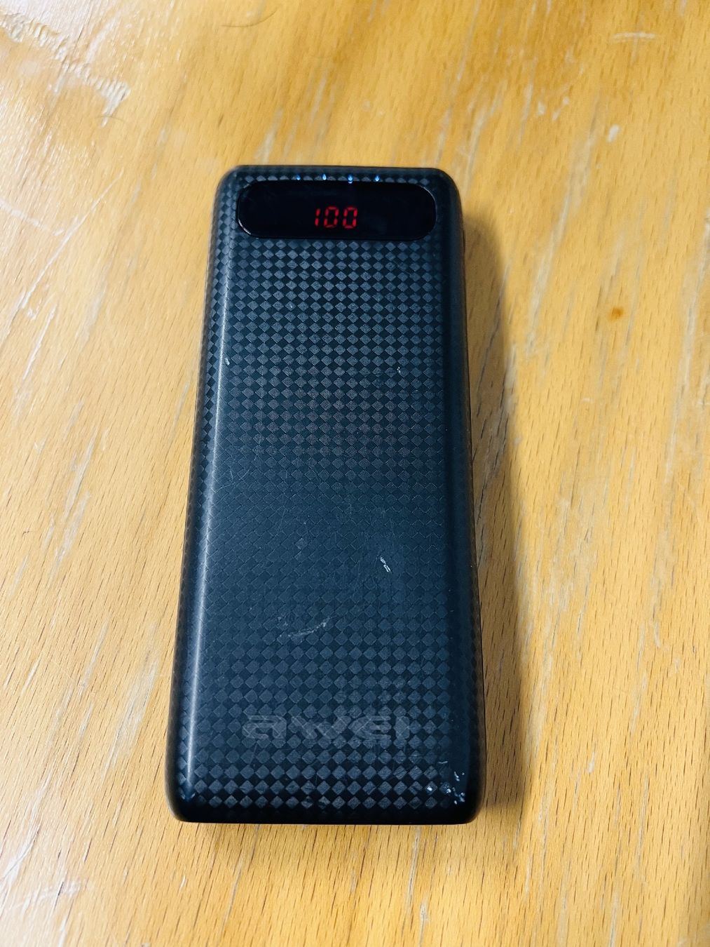 Caricabatterie: Power bank AWEI black carbon texture with display 100 – Usato da Fribourg venduto da FUJAY-AT123