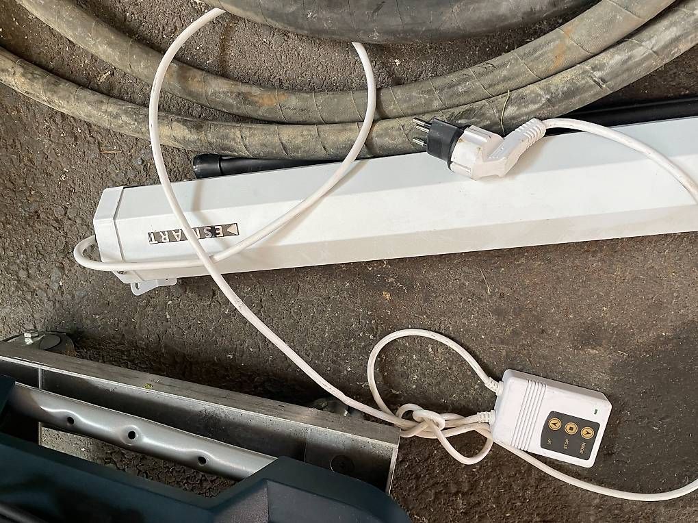 Monitor: Leinwand, Kino, Bildschirm, – Usato da Niederscherli venduto da Wildlachs 2