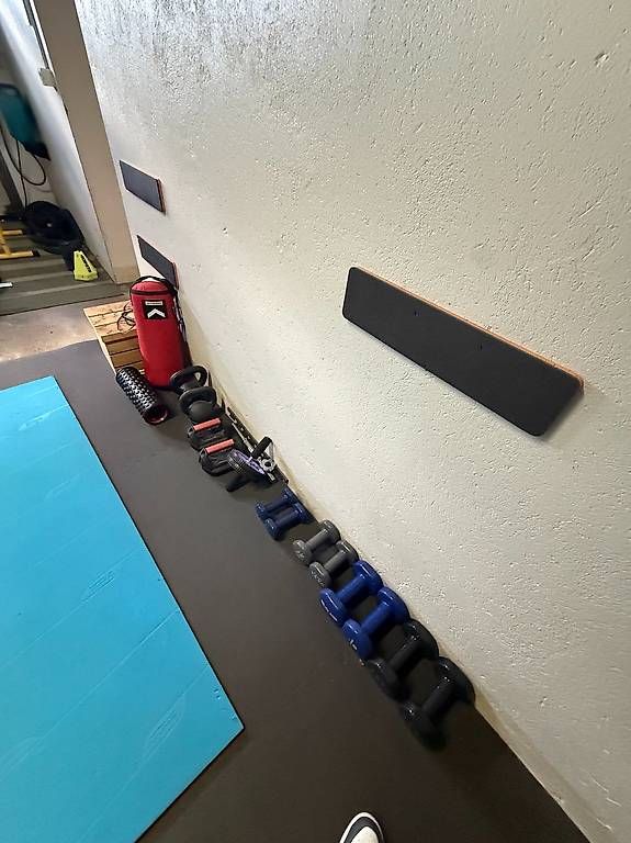 Hometrainer: Banc de musculation + barre + divers poids  – Usato da Savagnier venduto da ben_dx9b 4