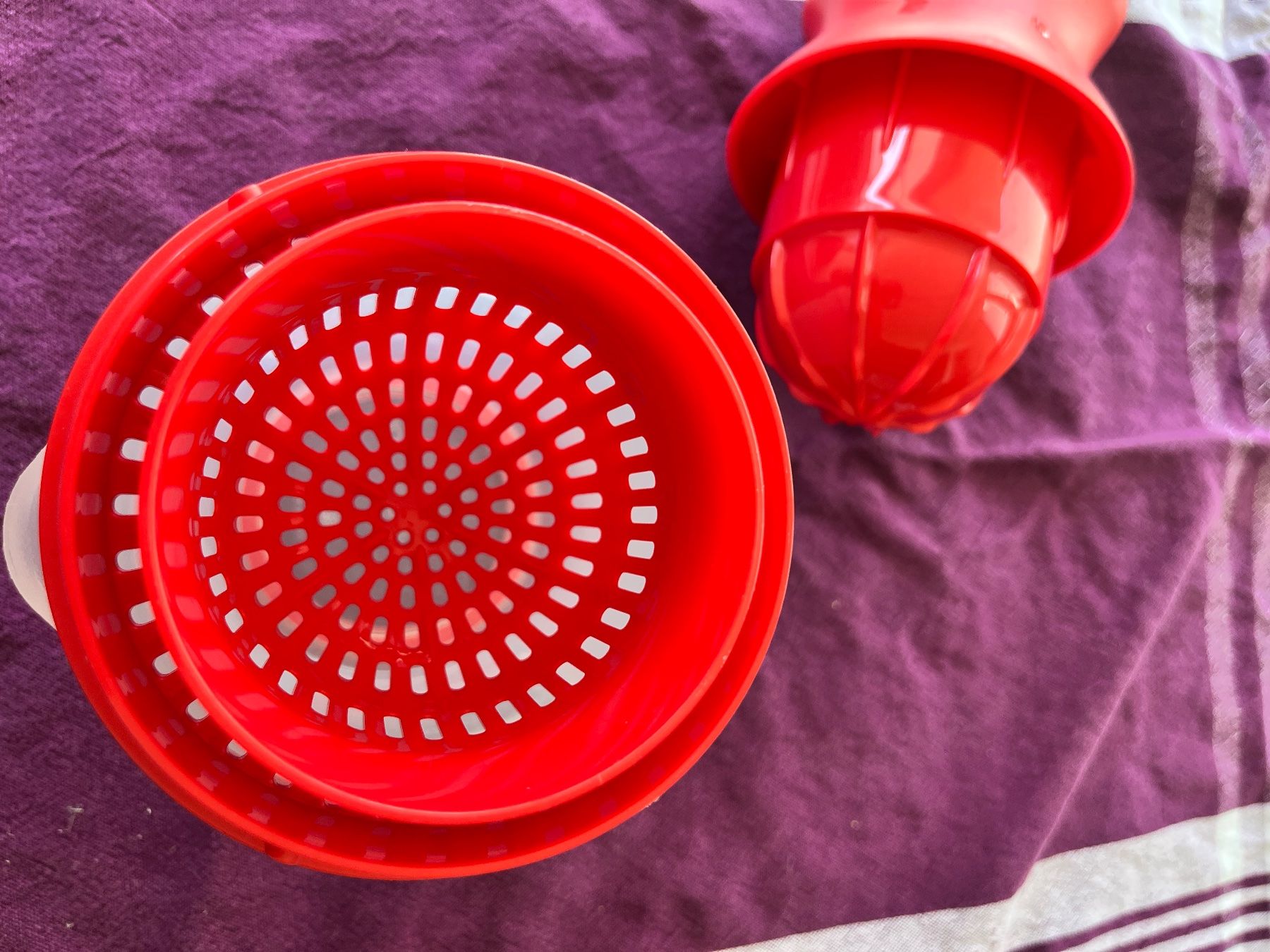 Tupperware Contenitori & Simili: Tupperware Set, Saftpress, Box, Schüttelbecher klein – Usato da Wohlen AG venduto da dud_gm6p 1