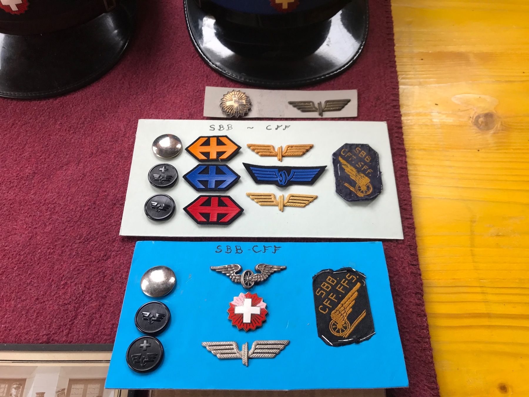 SBB/CFF/FFS Uniformi: Lot mit SBB Mützen und Abzeichen – Usato da Erschwil venduto da Freitag1 1