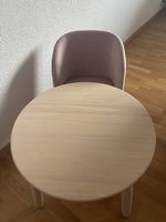 Kindertisch mit rosafarbenem Samtstuhl