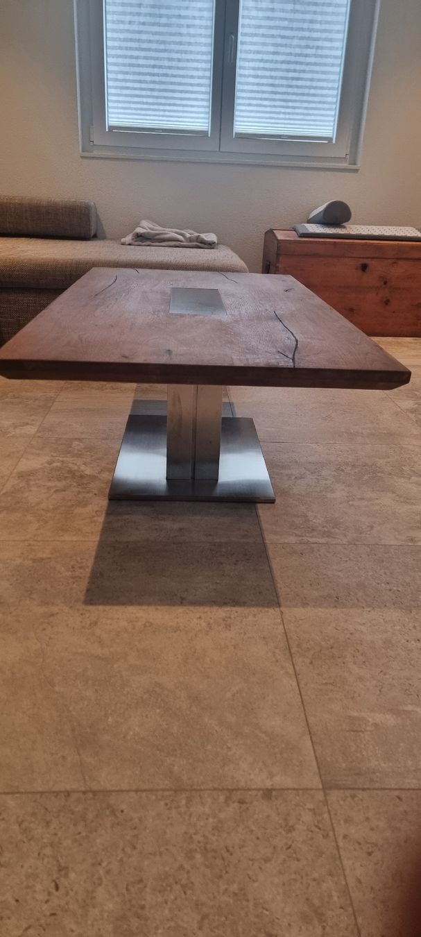 Tavoli: Couchtisch Massivholz Eiche mit Metall-Inlay – Usato da Seon venduto da Stibinio 2