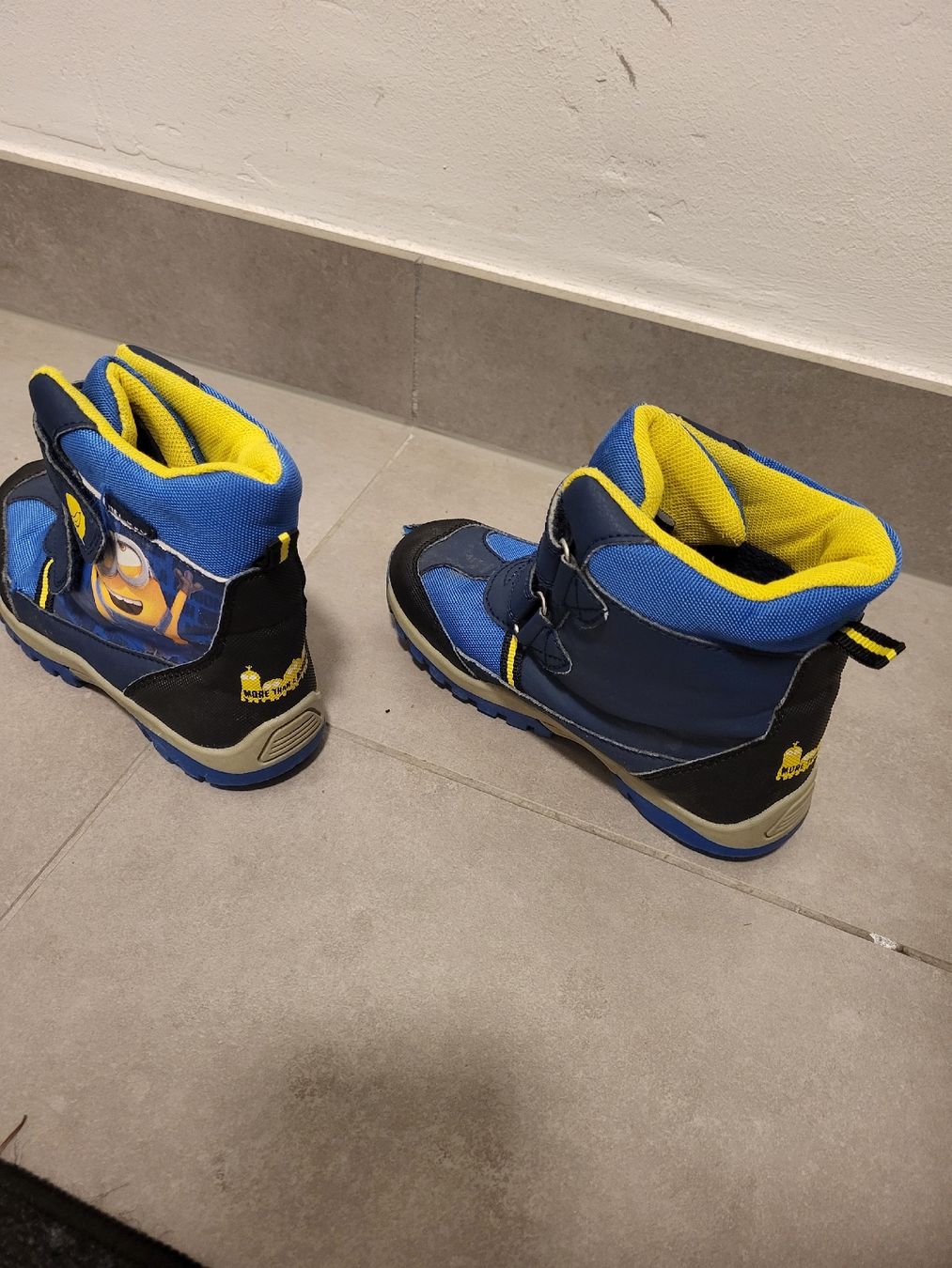 Schuhe für Jungen: Winterstiefel mit Minions Motiv, Gr.28 – Gebraucht aus Biel/Bienne von Aare5 2