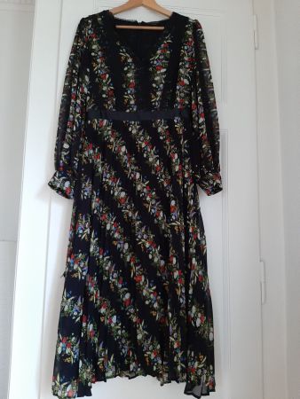 Robe noire à fleurs et plissée T38