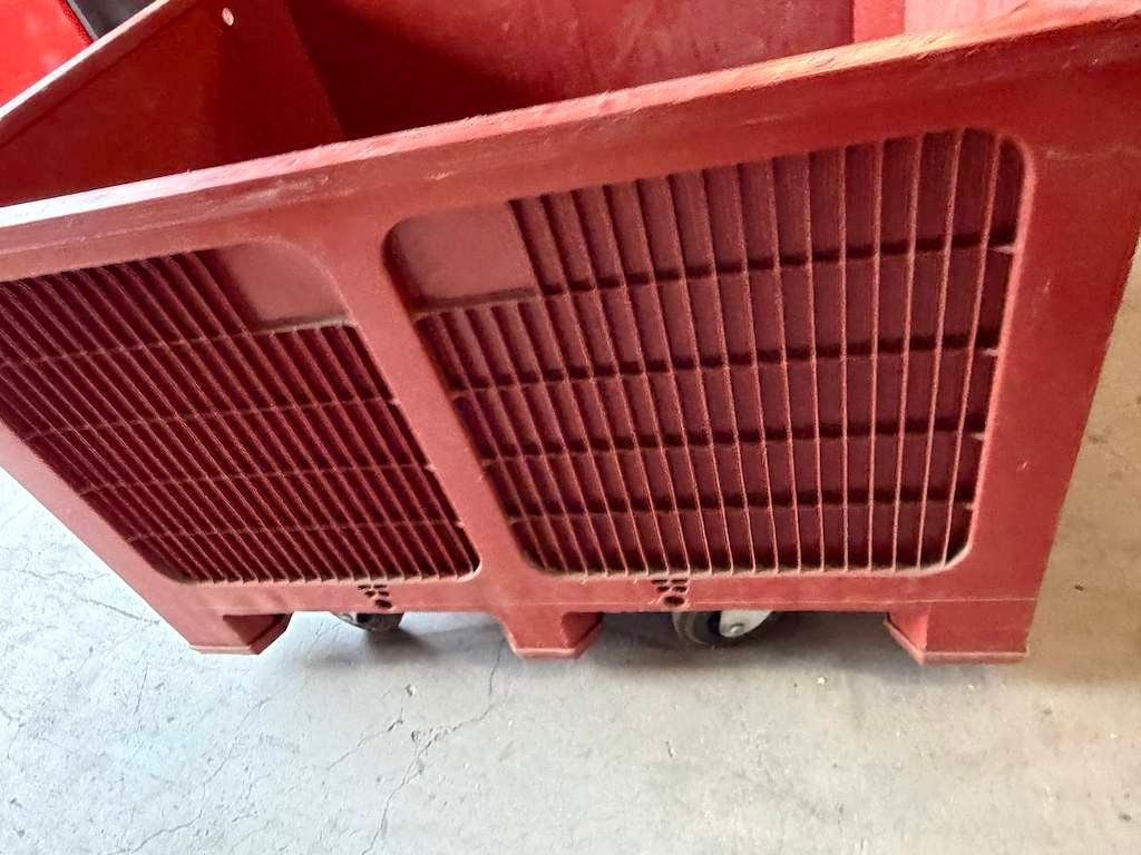 Behälter & Ähnliches: Grosser roter Kunststoffbehälter mit Roller – Gebraucht aus Chur von Feschtland 3