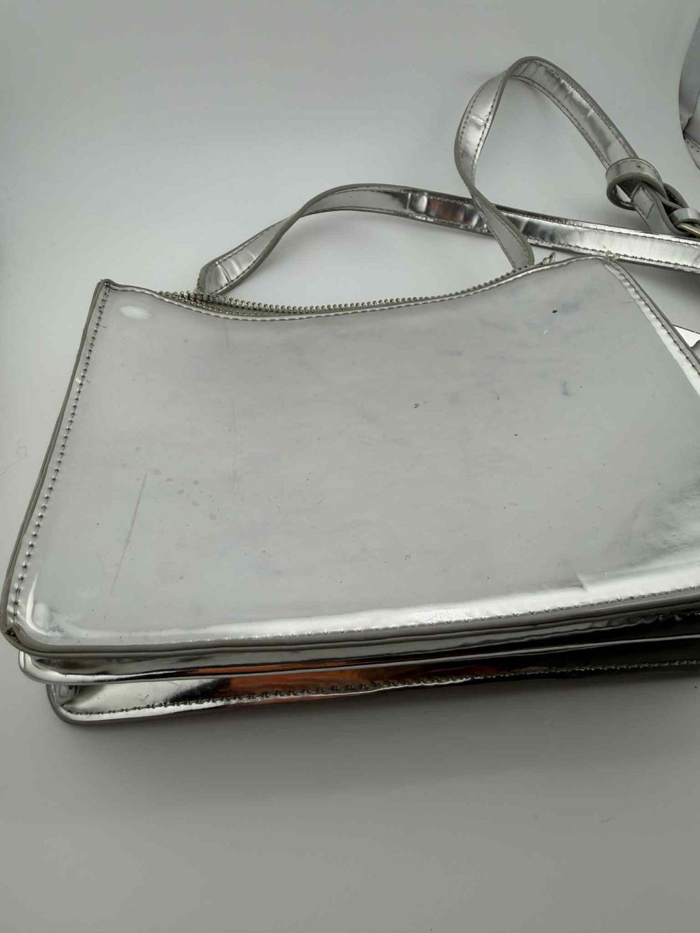 Taschen: Silberne Handtasche ✅ – Gebraucht aus Riehen von edu_92w7 8
