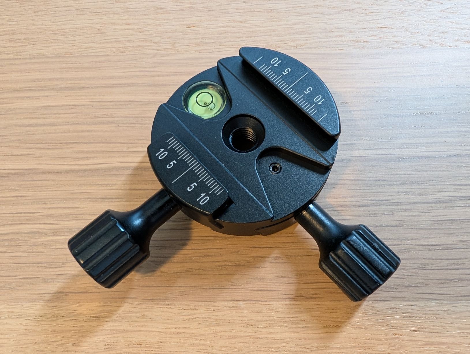 Fotocamera: Arca type double clamps 90 degrees  – Nuovo (secondo la descrizione) da Lausanne venduto da AndreiB