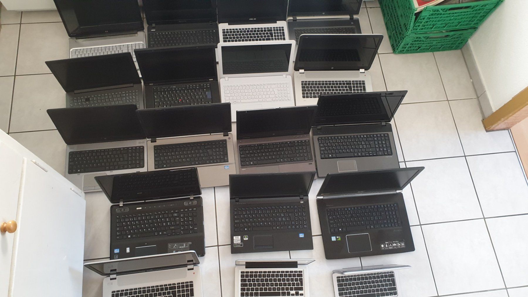 Notebooks: 18 Laptops – Gebraucht aus Luzern von val_9ngc 2