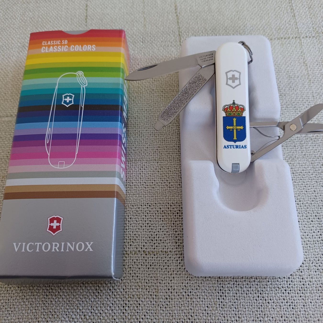 Victorinox Taschenmesser: Victorinox Classic Asturias Blanco 3D Spez. Edt. – Neu und originalverpackt aus Balgach von VicAlox