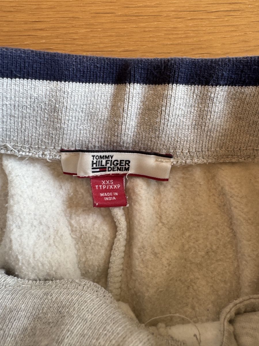 Tommy Hilfiger Pantalons: Tommy Hilfiger Jogginghose grau – Neuf (Voir description) à Liestal par lea_j9xn 2