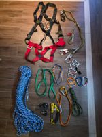 Baudrier avec matériel de grimpe et rappel + corde et casque