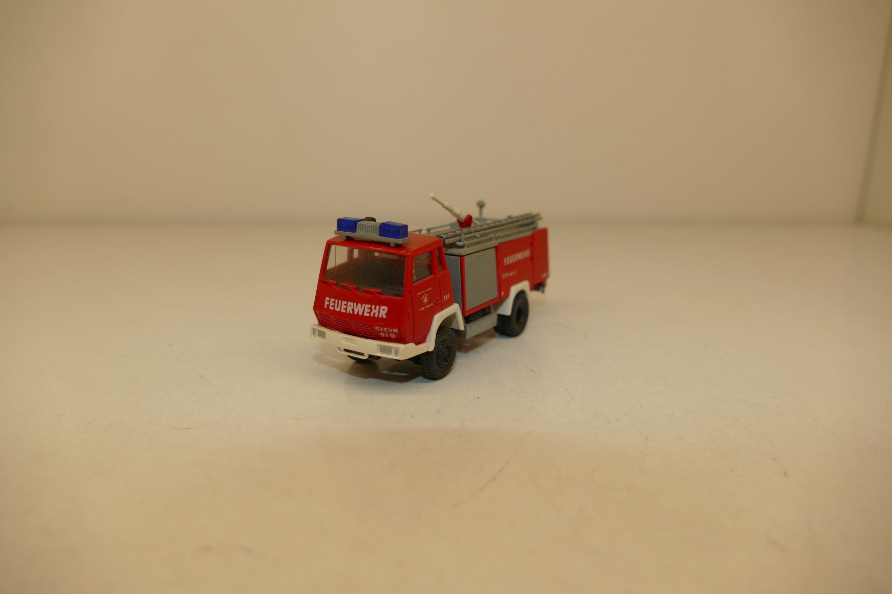 Modellini d'auto: Roco 1:87: Steyr 91 Feuerwehr – Usato da Niederhasli venduto da Flash32