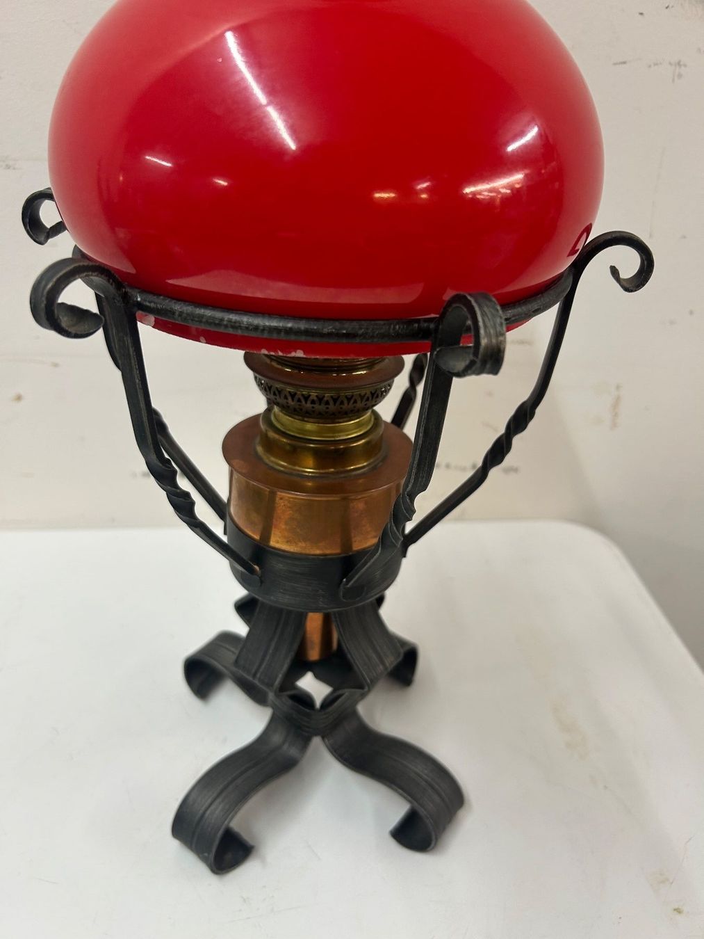 Lampade: Petrollampe aus Eisen Messing und Glas – Usato da Zürich venduto da Levelart 2