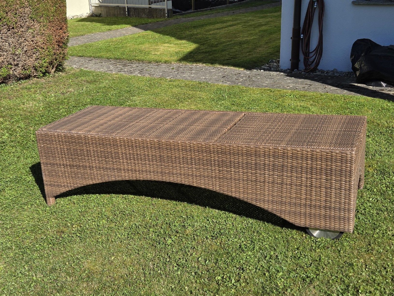Liegen & Liegestühle: Rattan-Sonnenliege mit Rädern – Gebraucht aus Henau von Flawil61 1