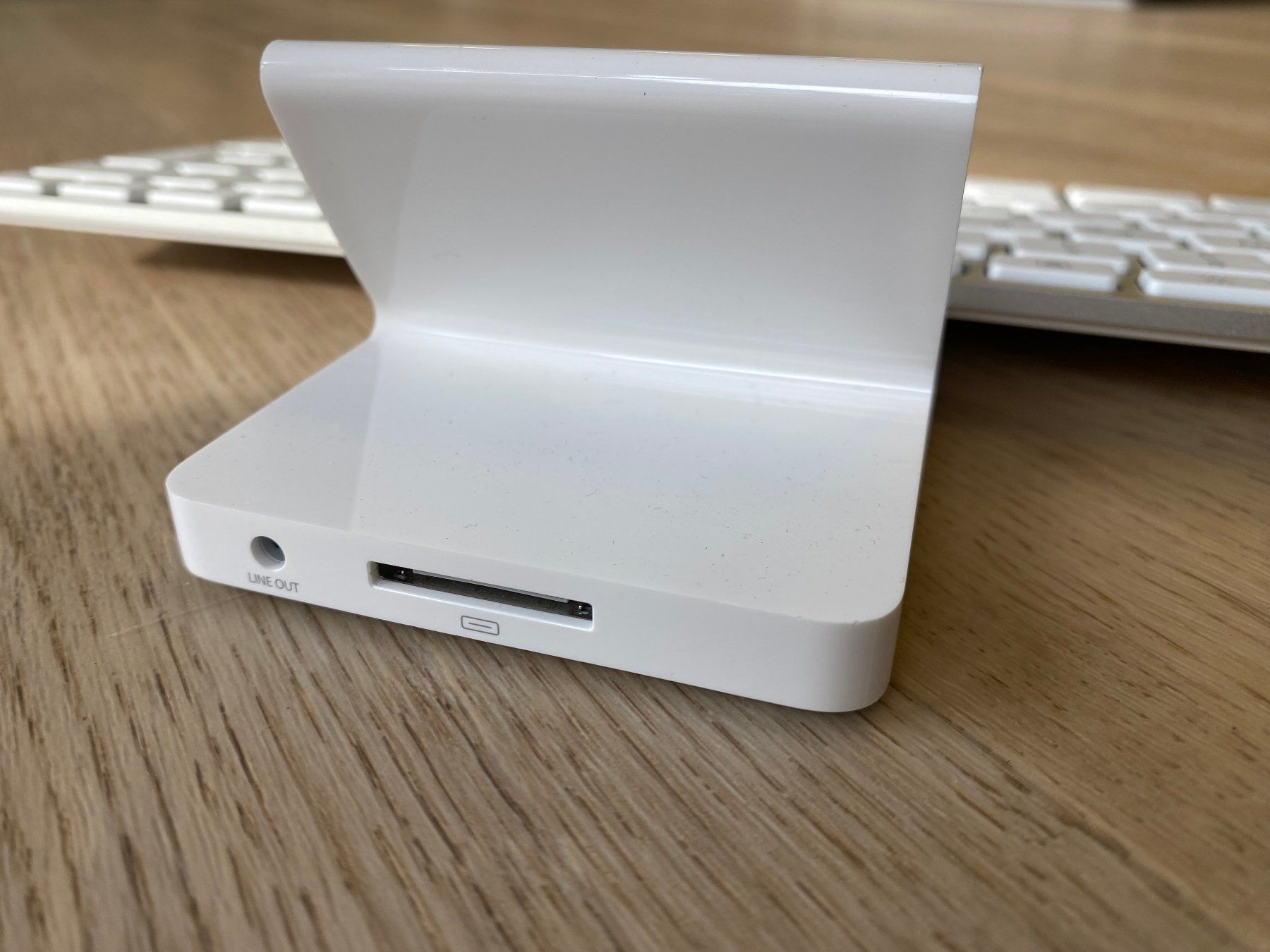 Apple Tastiere: Apple Wireless Keyboard A1359 CH mit iPad Dock Bluetooth – Usato da Wetzikon ZH venduto da BackToRetro 3