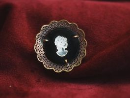 Runde Kamee-Brosche mit klassischem Damenprofil