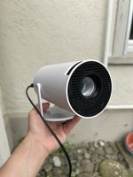 Weisser Mini-Projektor - Ideal für gemütliche Filmabende!