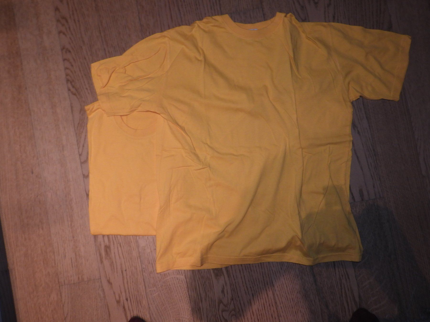 T-shirt: Gelbe T-Shirts im Doppelpack, Grösse S – Nuovo (secondo la descrizione) da Hergiswil NW venduto da Noema2006