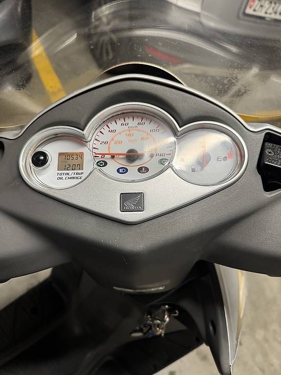 Honda Strada: Honda Dylan SES125  gepflegter Roller mit Topcase – Usato da Zürich venduto da jozy_zuerich 2