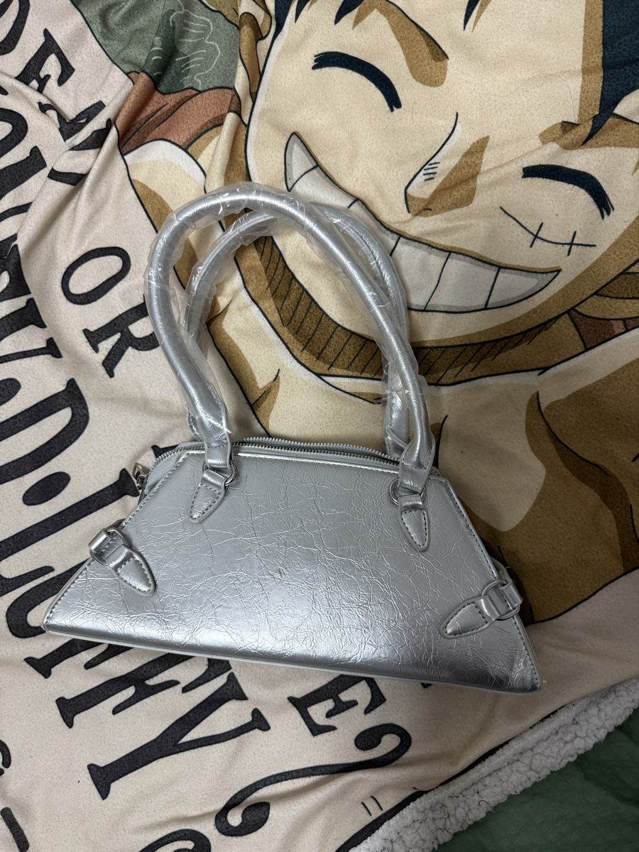 Borse da donna: Silver Handbag Trapezoid Shape New – Nuovo e nell'imballaggio originale da Siggenthal Station venduto da tha_2yxs 1