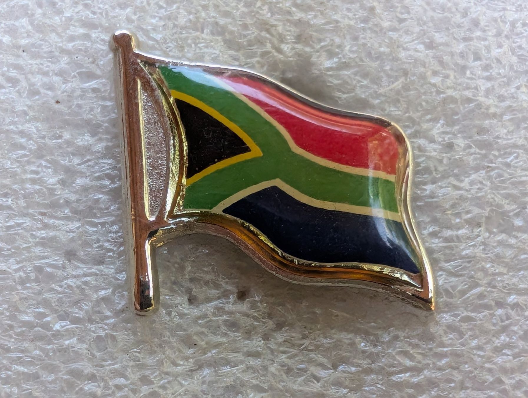 Plaketten & Abzeichen: Ansteckpin 187: Flagge Südafrika – Gebraucht aus Oppligen von Pin-Fall-Shop